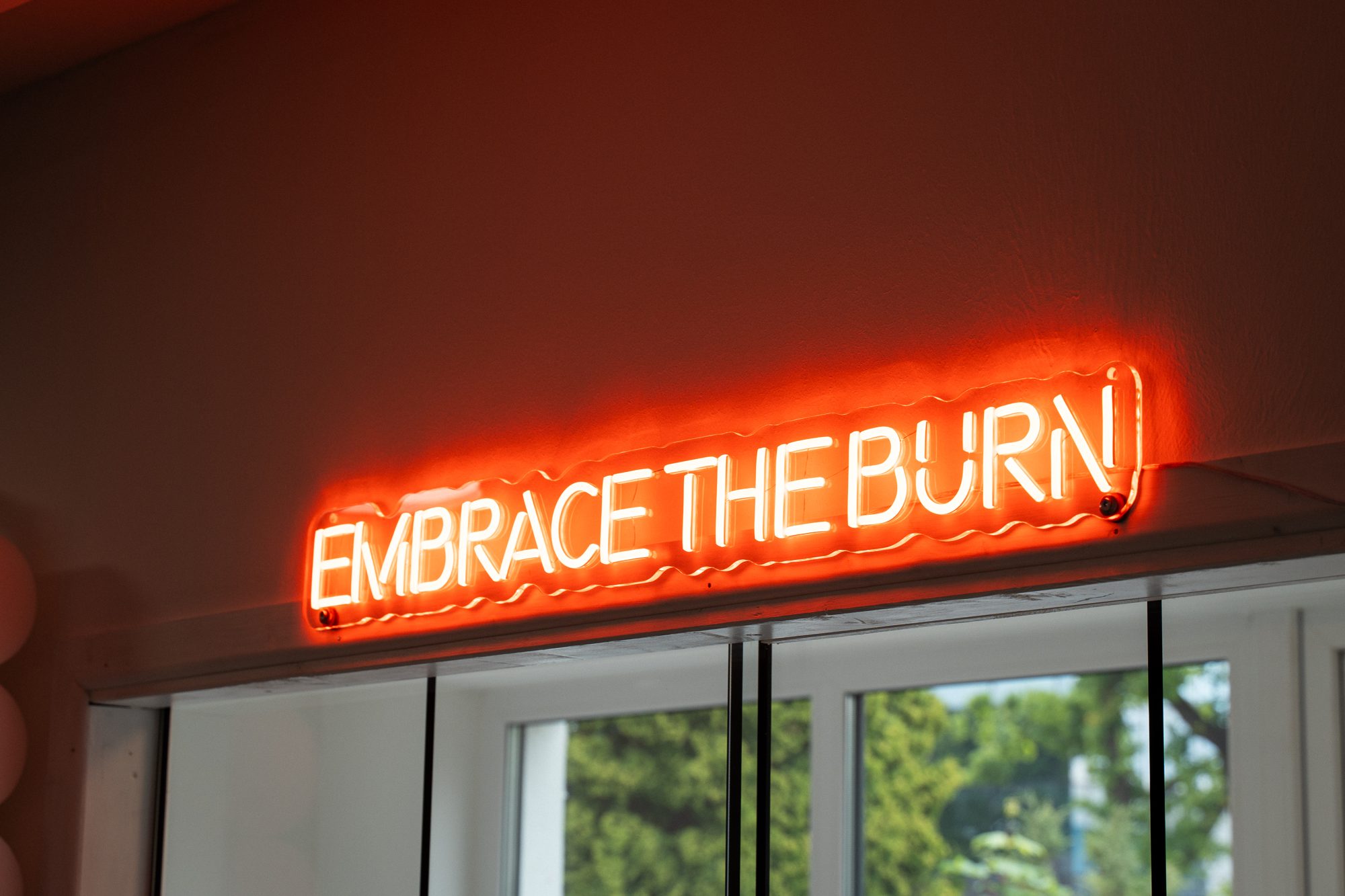 Neon-Schriftzug Embrace the Burn im Studio